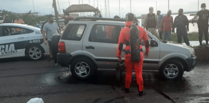 MISIONES – Posadas: Sacaron un auto del rio Paraná y en su interior había un cuerpo sin vida