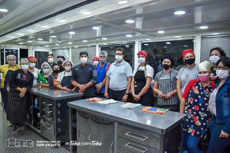 Comunales sanvicentinas: El intendente Rodríguez visitó el aula del INET donde dictan clases de cocina y pastelería.