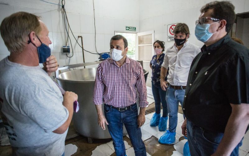 Comunales sanvicentinas: Herrera Ahuad entregó aporte a empresa lechera y plantines a productores forestales