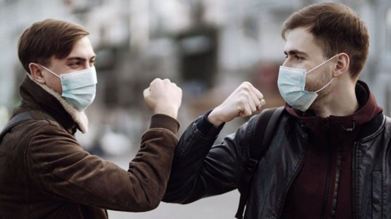 La OMS pide no saludar con el codo ni los puños y propone nueva alternativa