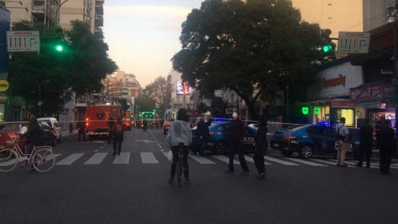 BUENOS AIRES - Fuertes explosiones en una perfumería causaron la muerte de dos bomberos