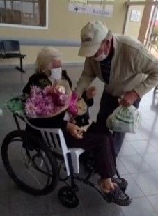 Comunales sanvicentinas: La “Oma” superó el Covid y en el alta su esposo la recibió con flores