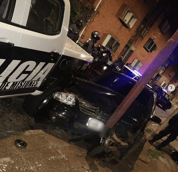 MISIONES – Posadas: Cruzaron semáforos en rojo, chocaron móviles policiales y terminaron detenidos
