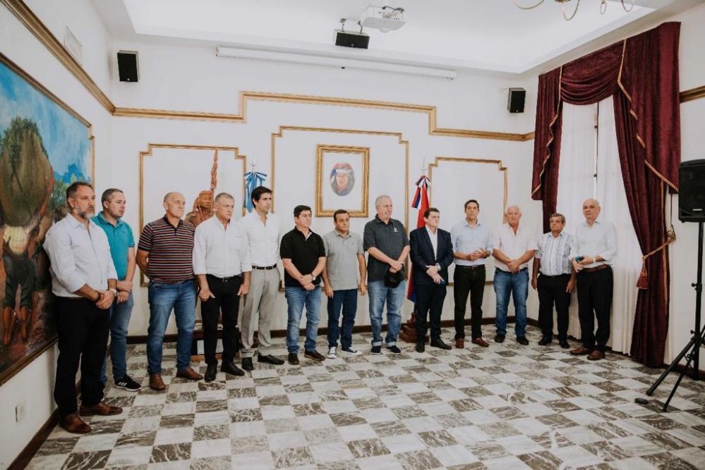Herrera Ahuad entregó a municipios, fondos destinados a la compra de maquinaria vial