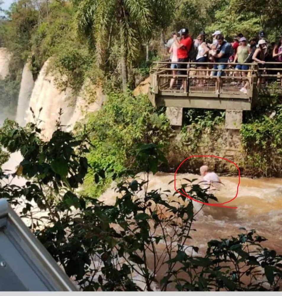 MISIONES – Iguazú: Encontraron el cuerpo del turista que trepo a la baranda para tomarse una foto y se cayó, a pesar de defenderse un momento, la fuerza del agua pudo más