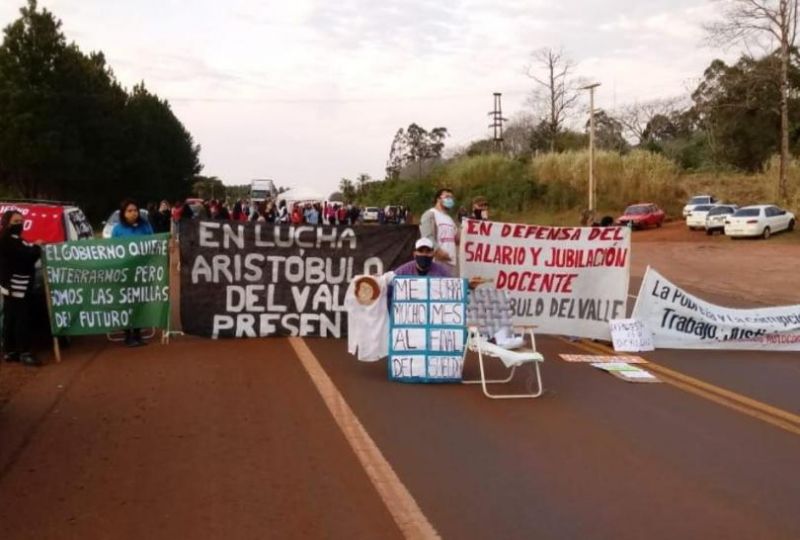 Docentes autoconvocados se manifestaron en distintos puntos de Rutas Nacionales 12 y 14