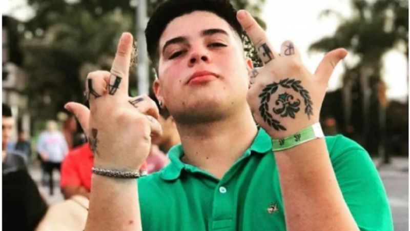 BUENOS AIRES - Un joven murió electrocutado mientras orinaba sobre un poste de luz