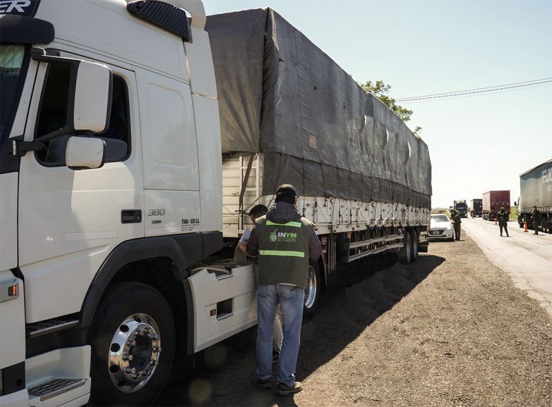 CORRIENTES - Controles y decomisos de yerba mate en Santo Tomé