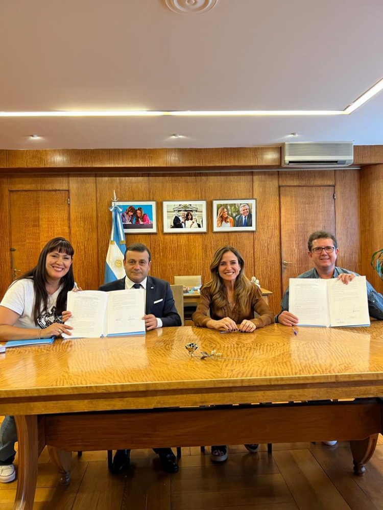 Herrera Ahuad y el Intendente Fabián Rodríguez firmaron convenio con la ministra Tolosa Paz para obras en San Vicente