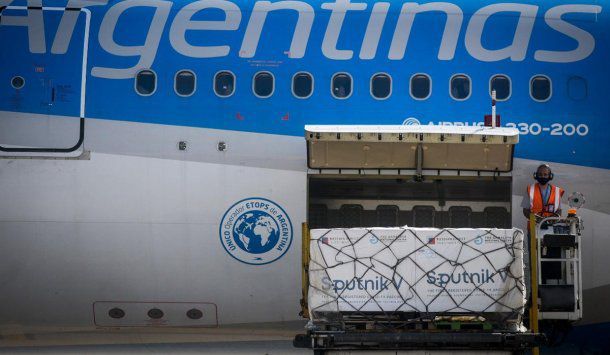 Arribó al país un nuevo vuelo de Aerolíneas con otra partida de vacunas Sputnik V - Este lunes arriba uno más