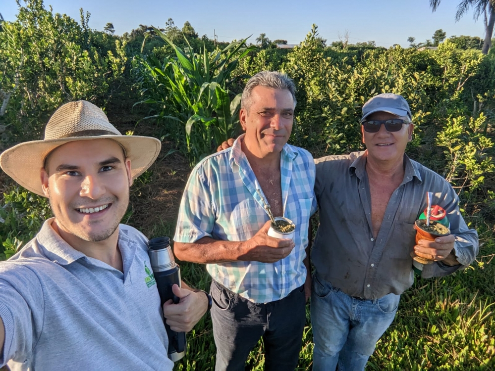 Misiones: Yerbales sustentables y agua, temas de la visita del INYM a productores de 25 de Mayo
