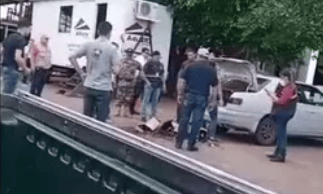 PARAGUAY - No la dejaron pasar botellas de vino y las rompió contra el piso en el Centro de Fronteras
