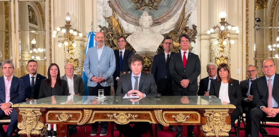 30 días con Milei como presidente: Devaluación, DNU y ley ómnibus, con varios “pelotazos” en contra