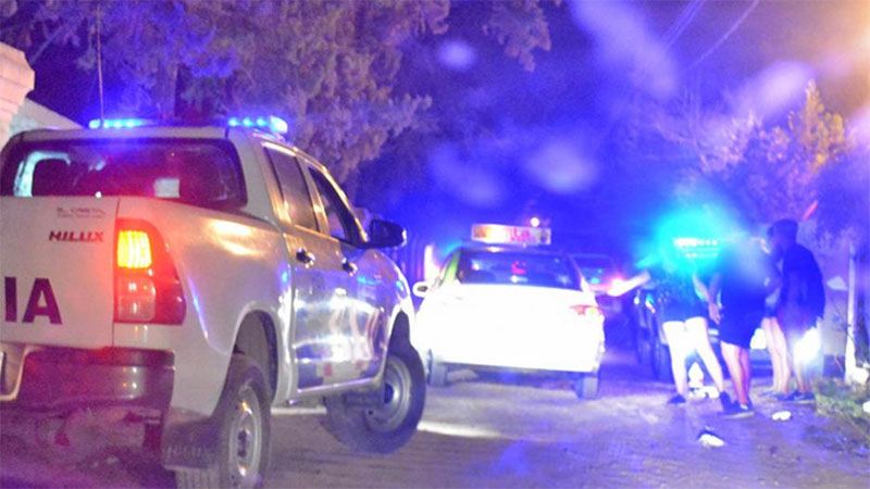 STGO. del ESTERO - Funcionaria judicial en fiesta clandestina huyó al monte en traje de baño