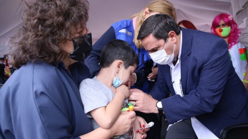 La vacuna pediátrica contra el coronavirus es segura y protege la presencialidad escolar