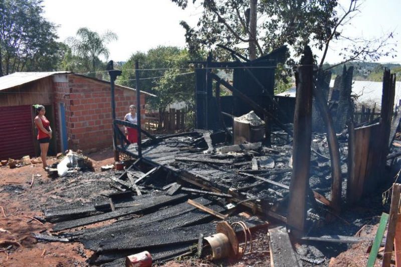 MISIONES - San Pedro: sus hijos jugaban con un encendedor y provocaron un gran incendio donde lo perdieron todo