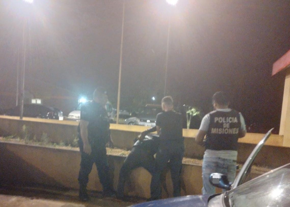 MISIONES – San Vicente: Un individuo fue a robar armado a un comercio, pero fue atrapado por la Policía antes de perpetrar el delito