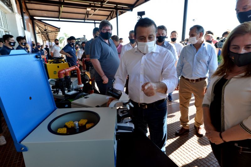 Herrera Ahuad hizo entrega de equipamiento e insumos para escuelas técnicas y agrícolas