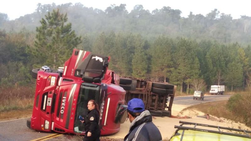MISIONES – Colonia Aurora: Volcó un camión que transportaba soja y el conductor resultó herido