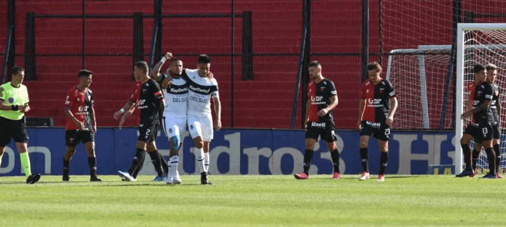 FÚTBOL – Gimnasia ganó y permanecerá en Primera, su vencido Colón descendió. Hubo incidentes después del partido