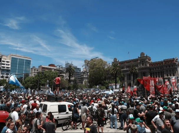 Milei ante su primer paro nacional – El oficialismo en Diputados consiguió dictamen para la ley ómnibus