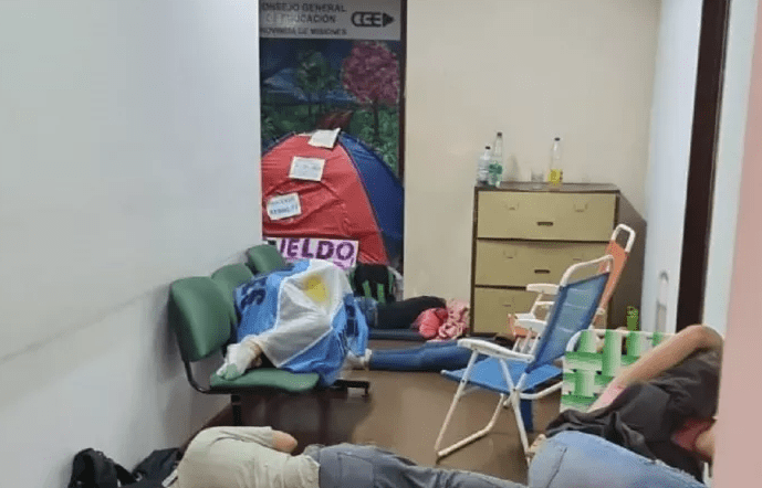 Denuncia penal contra docentes que acampan en el Consejo General de Educación de Misiones