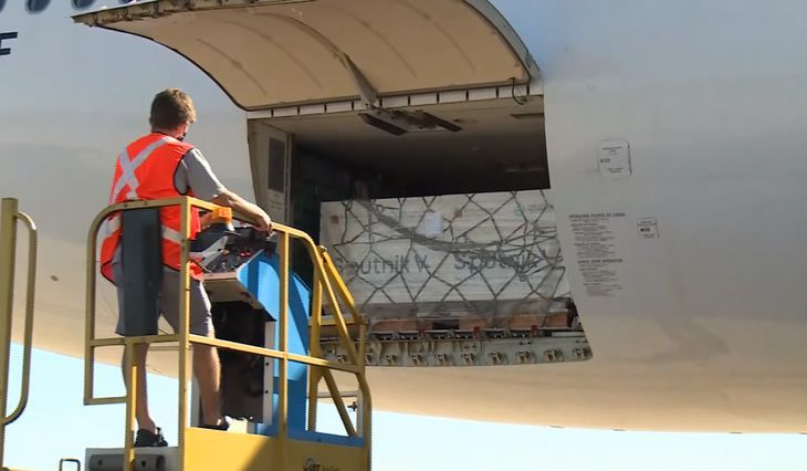 Llegó el décimo vuelo de Aerolíneas Argentinas con 300.000 dosis de Sputnik V