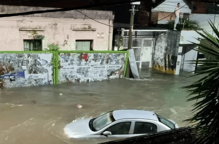 Temporal en Corrientes: La tormenta dejó postes de energía caídos, barrios inundados, autos flotando, gente en bote por las calles y comercios saqueados