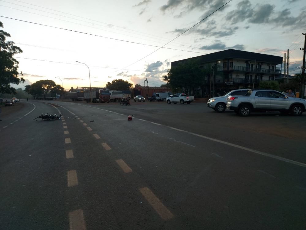 MISIONES – San Vicente: Accidente vial dejó con lesiones a mujer que circulaba en una moto, acompañada de un menor