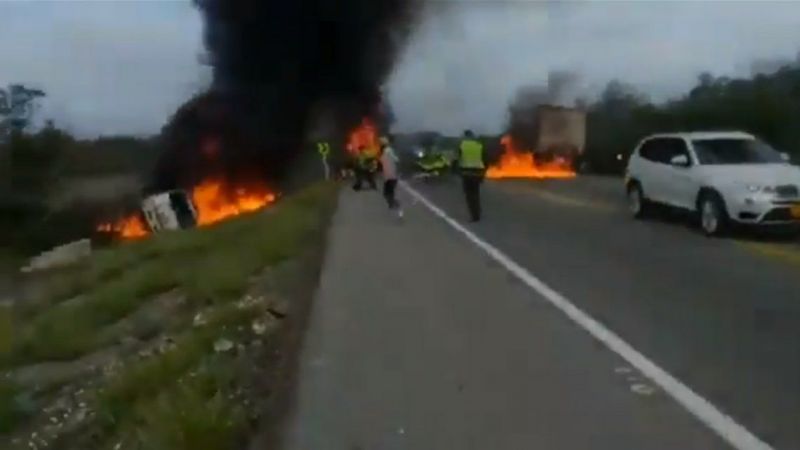COLOMBIA - Explotó un camión que transportaba combustible y siete personas murieron calcinadas