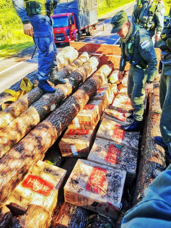 MISIONES – San Ignacio: GN incautó cigarrillos de contrabando en camión que transportaba madera