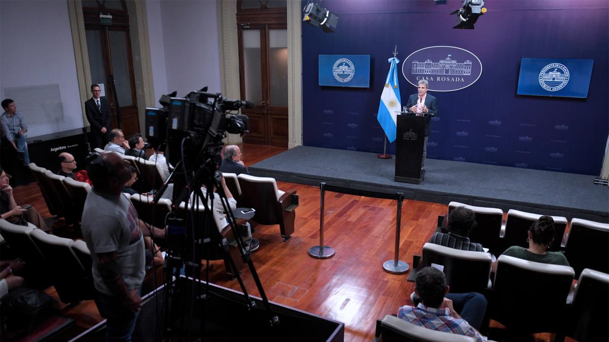 Luis Caputo desde Casa Rosada: «Hemos decidido retirar el capítulo fiscal de la Ley de Bases»
