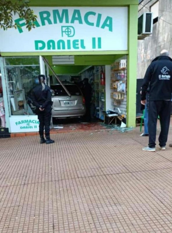 MISIONES - San Vicente: Automovil se salió de control y se incrustó en un local farmacéutico