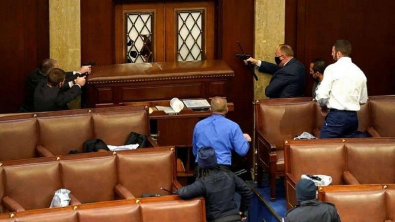 ESTADOS UNIDOS - Seguidores de Donald Trump entraron por la fuerza en el Capitolio - Tensión y toque de queda en Washington