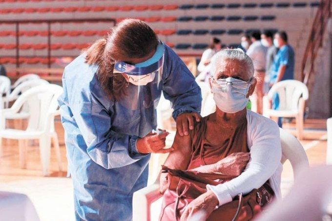 Nueva "modalidad" de inscripción para la vacunación a mayores de 65 años