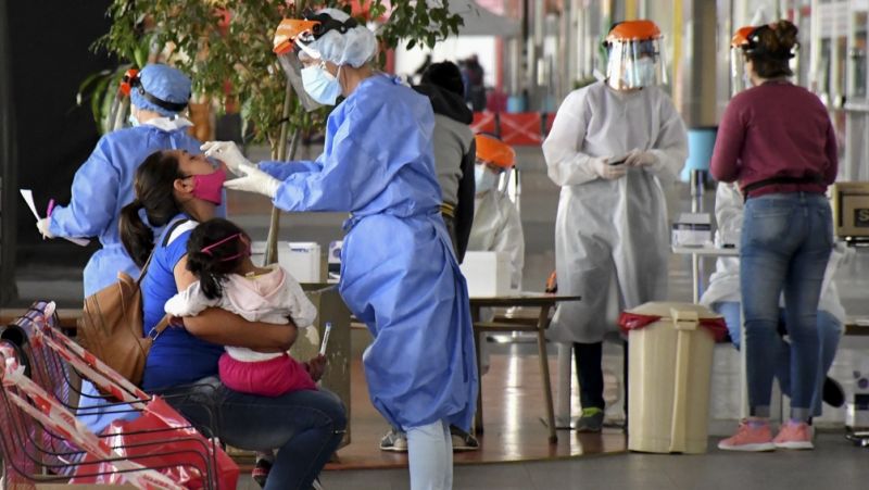 Niños y adolescentes, las edades en las que más aumentaron los casos de coronavirus en la CABA