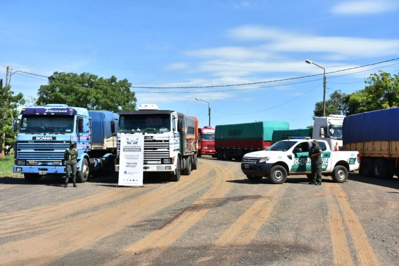CORRIENTES – Ituzaingó: GN incautó 12 camiones con soja a punto de ingresar a Misiones con destino Brasil