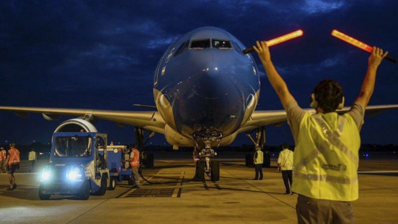Otro avión rumbo a Rusia para buscar más dosis de la vacuna Sputnik V
