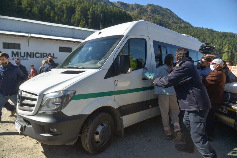 Chubut: Atacaron a piedrazos la camioneta que transportaba a Alberto Fernández en su visita para tratar medidas en cuanto a los incendios forestales