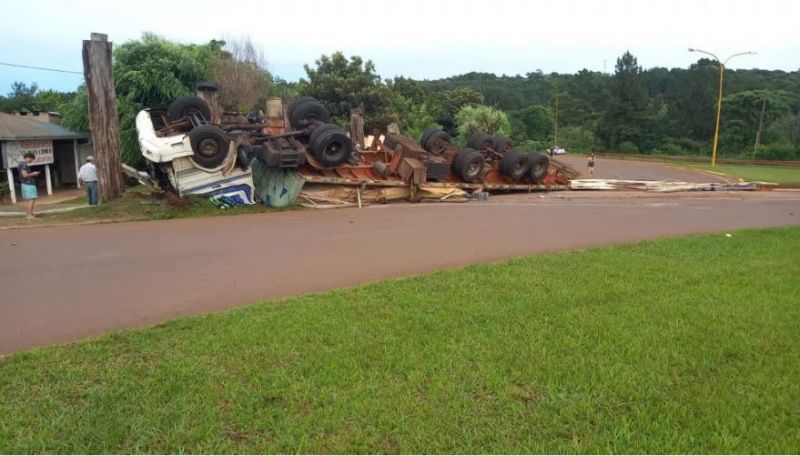 MISIONES - Dos de Mayo: Volcó con su camión y se encuentra herido - VIDEO