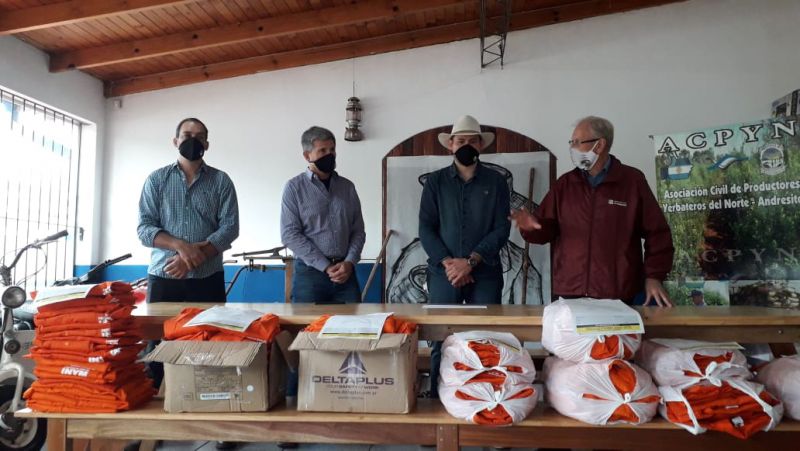 El INYM entregó indumentaria para tareferos de Andresito y colonias vecinas