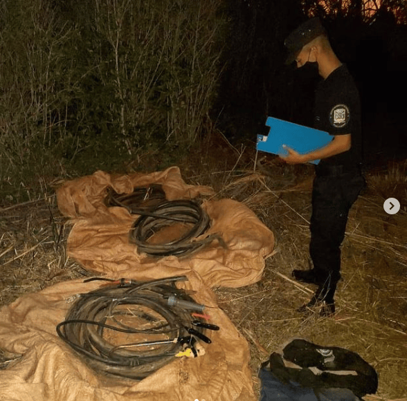 MISIONES – Dos de Mayo: Recuperaron cables del tendido eléctrico de una carpintería y apresaron a dos hombres