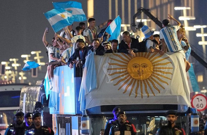 Feriado Nacional: El Gobierno emitió el Decreto para que este martes el pueblo argentino pueda rendir homenaje a la Selección campeona del Mundo