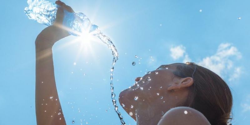 Ante las altas temperaturas recomiendan consumir abundante agua y evitar exposición solar