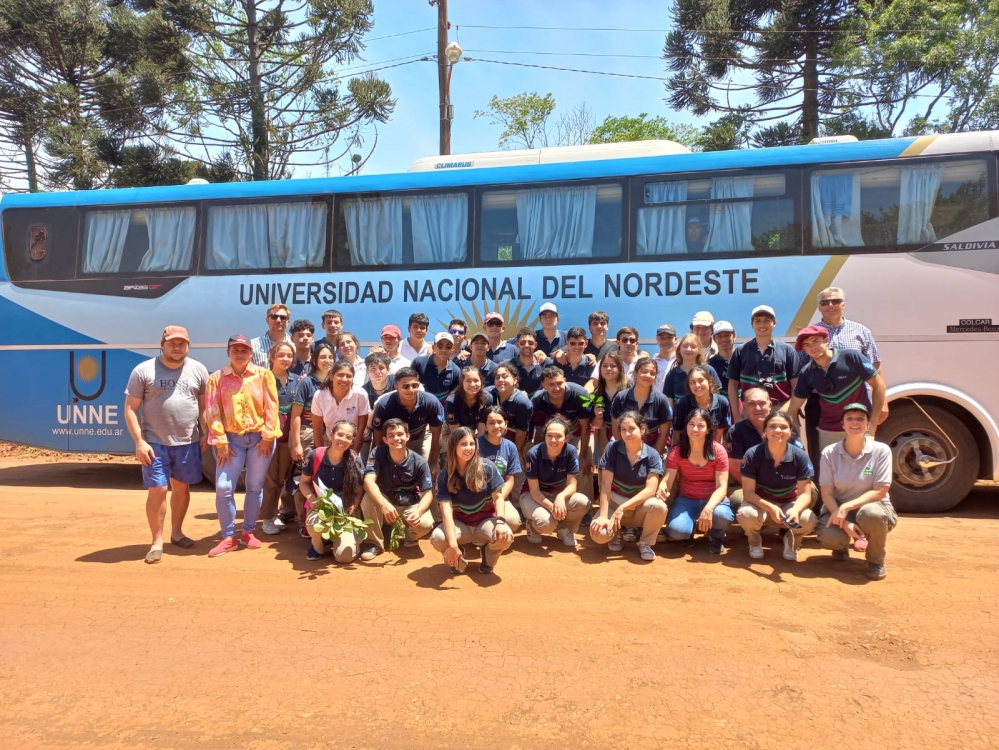 La yerba mate, destino de viaje escolar – Entrega de herramientas a cosecheros