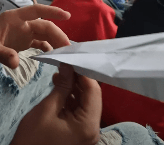 ALEMANIA - El viral de un avioncito de papel tirado desde las tribunas y que terminó su vuelo haciendo gol - VIDEO