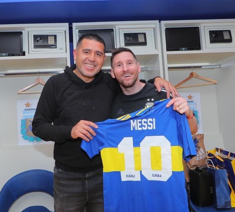 La foto de Messi con Riquelme y la camiseta de Boca