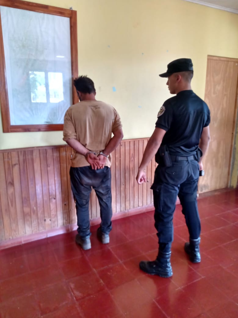 MISIONES – San Vicente, El Soberbio y Dos de Mayo: Detenido por ingresar a un domicilio y amenazar al propietario – Recuperan equino robado, un detenido – Recuperan tabaco robado – 10 detenidos y 6 vehículos incautados en operativos en el fin de semana