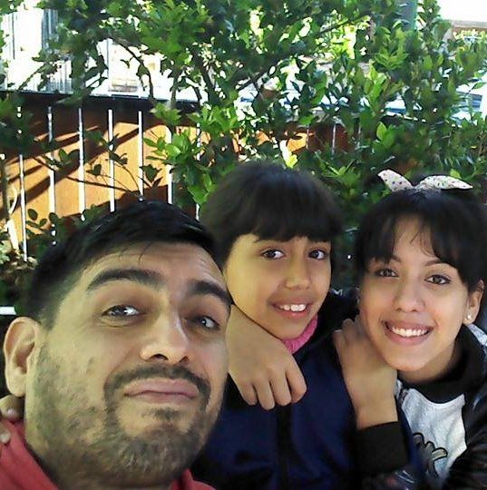 Ofreció trabajo a cambio de zapatillas para su hija y comenzó una cadena de solidaridad viral