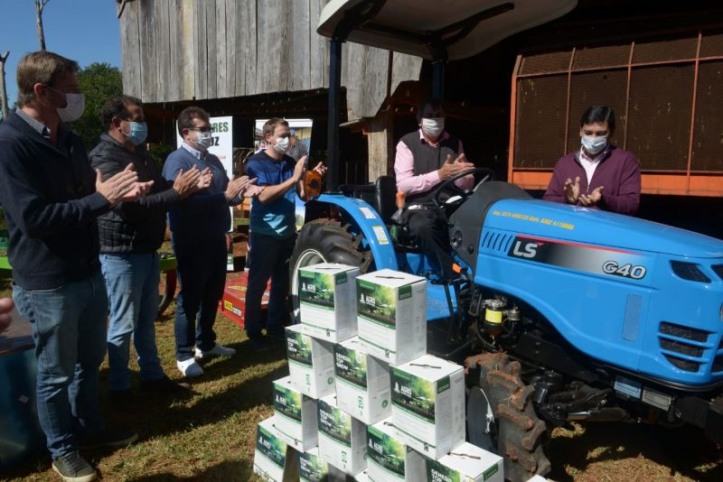 Comunales sanvicentinas: Se entregaron unidades del “Plan Tractor”, insumos y herramientas
